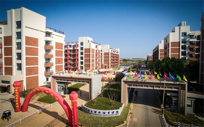 武汉纺织大学外经贸学院主图·校门