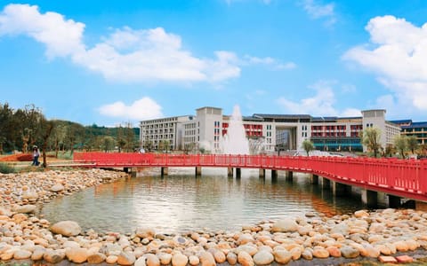 四川工业科技学院·龑江学村喷泉走廊1