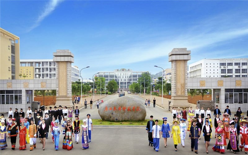 广西民族师范学院主图·学校大门