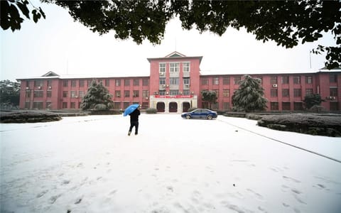 湖南农业大学·第一教学楼雪景
