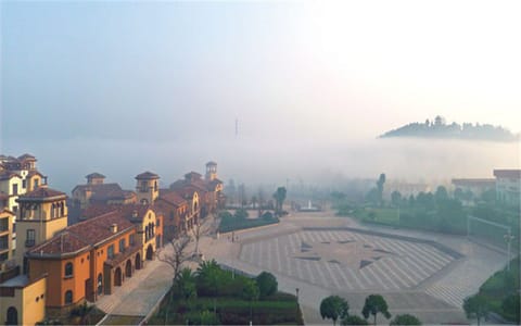 四川工业科技学院·俯瞰校园的一角之感恩励志广场