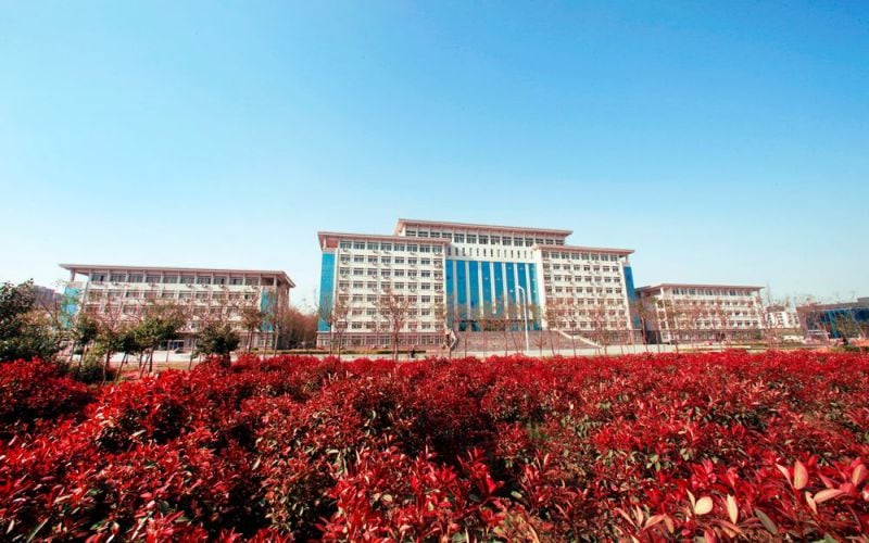 黄河科技学院主图·校门