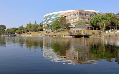 广东理工学院·风景-西区人工湖、图书馆