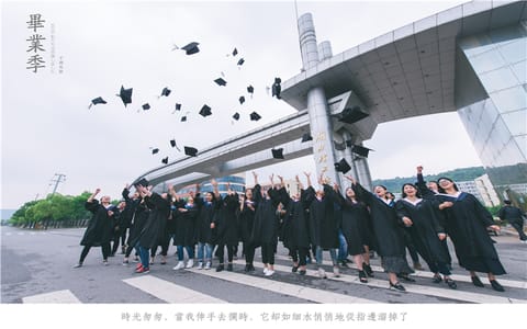 湖北理工学院·湖北理工学院中门毕业生合影