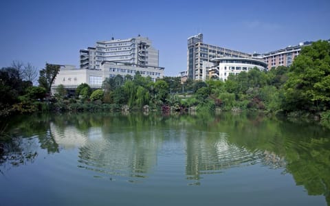 重庆工商大学·春波荡漾