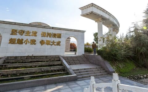 西北大学现代学院·桥边