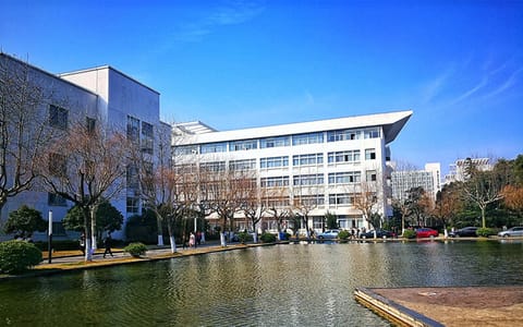 上海第二工业大学·蓝天下的美丽