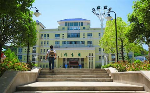 湖北医药学院药护学院·图书馆