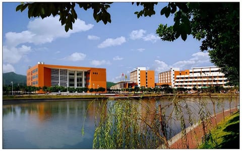 广州城市理工学院·湖景