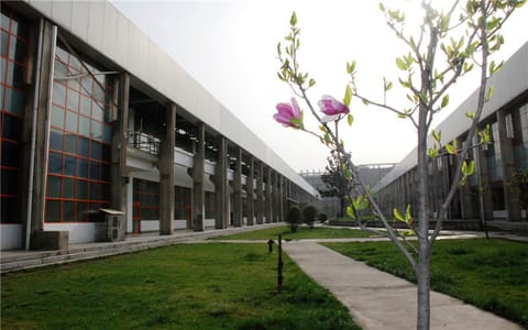 西安建筑科技大学华清学院·教学楼1