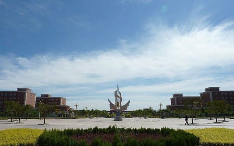 河北地质大学华信学院·中心广场