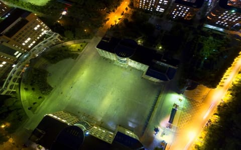 云南财经大学·夜幕下的广场