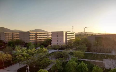 河北中医药大学·夕阳下的校园