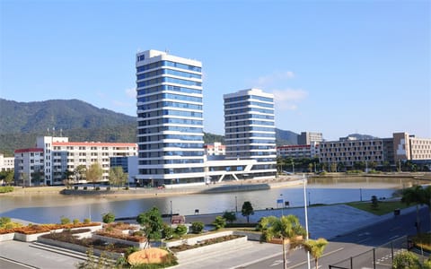 广东理工学院·风景-高级公寓、人工湖