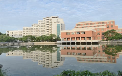 河南科技学院·湖中倒影