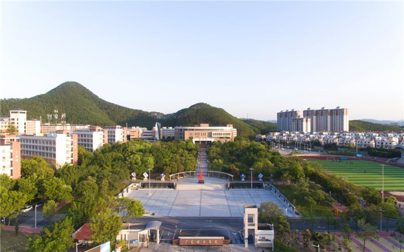 广东理工学院主图·校门