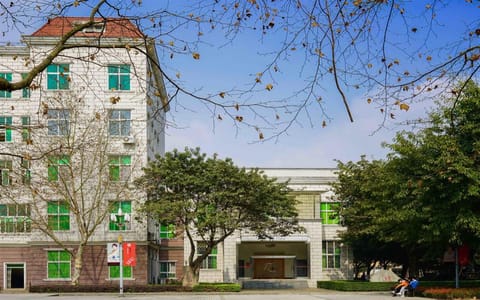 四川电影电视学院（成都）·金牛校区风景区一角图