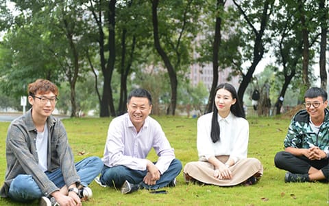 信阳学院·6集团董事长高峰帮助大学生成长成才