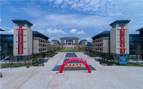 景德镇学院·校大门