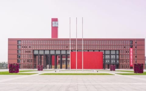 大连理工大学(盘锦校区)·主教学楼正面特写