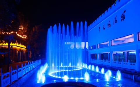 武汉生物工程学院·云天游泳馆夜景