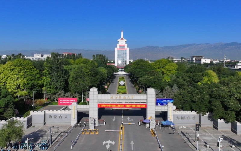 北方民族大学主图·校门
