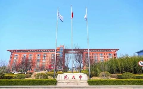 青岛恒星科技学院·门