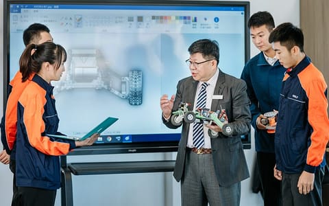 吉利学院·汽车工程学院张劲光教授给学生上汽车设计创