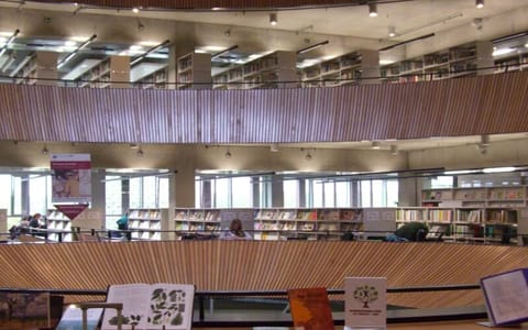 云南农业大学·图书馆内