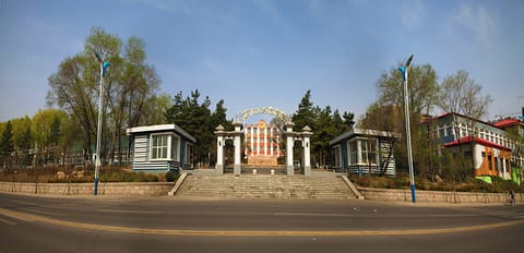 黑龙江工业学院·校园东门
