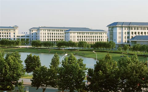 华北水利水电大学·龙湾湖畔