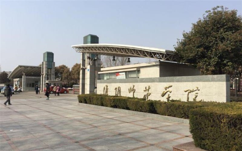 淮阴师范学院主图·校门