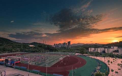 湖北理工学院·晚霞中的湖北理工学院西门运动场