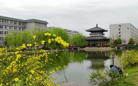 陕西理工大学·迎春天汉湖