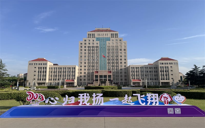 扬州大学主图·校门