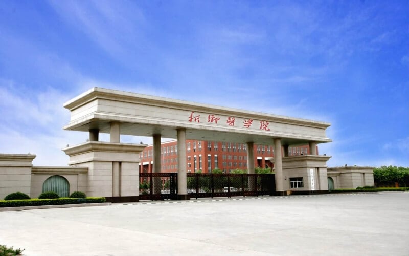 河南医药大学主图·门