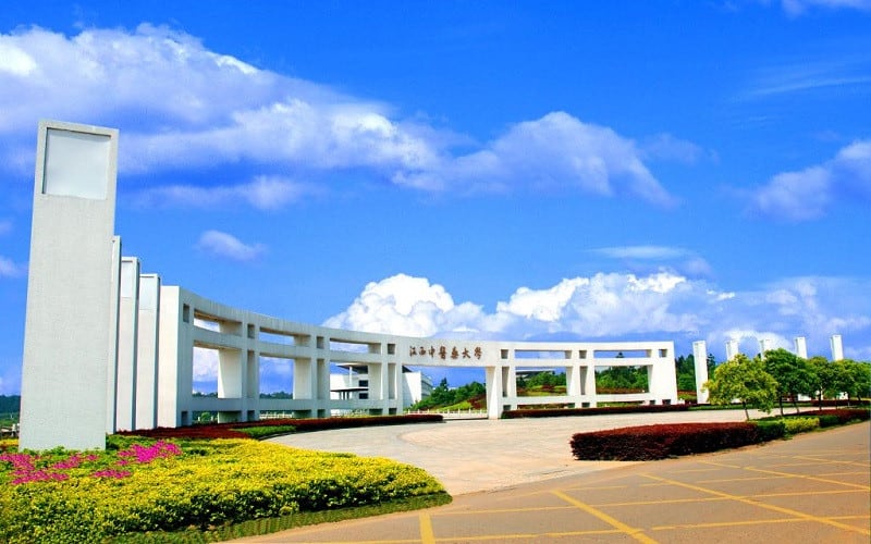 江西中医药大学主图·校大门