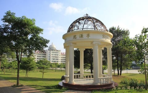 广西外国语学院·校友总会赠送母校的雕塑