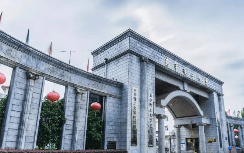 赣东学院主图·校门