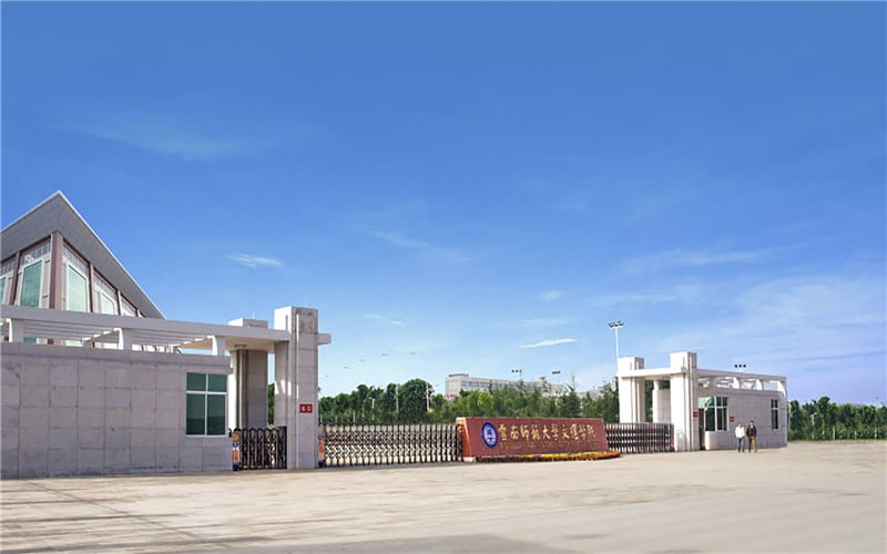 昆明文理学院主图·校门