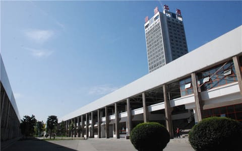 西安建筑科技大学华清学院·教学楼