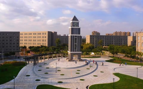 辽宁传媒学院·钟楼广场