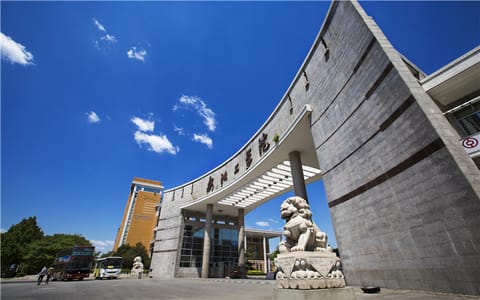 安阳工学院·宏伟校门