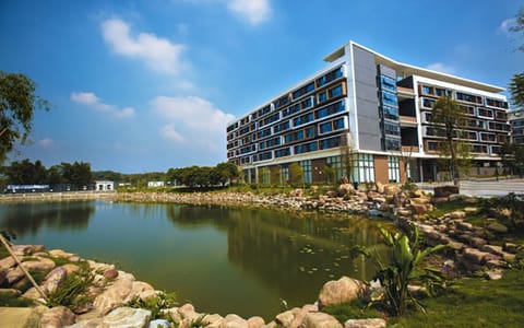 北师香港浸会大学·新小镇1号楼和湖泊
