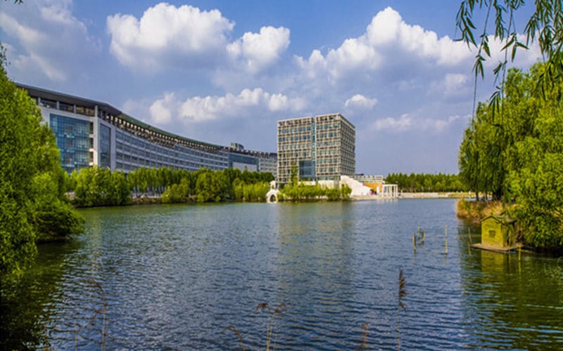 河南中医药大学主图·水上图书馆