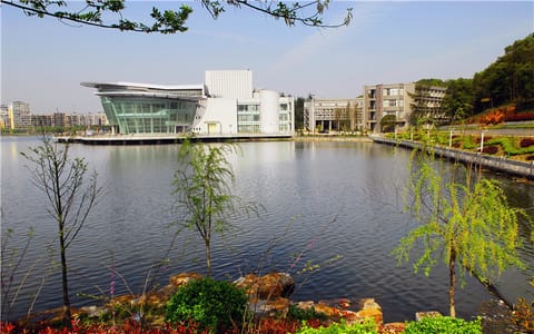 湖北师范大学·湖北师范大学水波荡漾青山湖