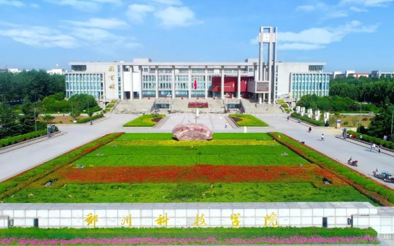 郑州科技学院主图·大门