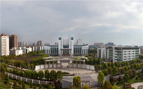 湖北工程学院·北门全景