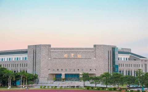 广东东软学院·东软图书馆正面