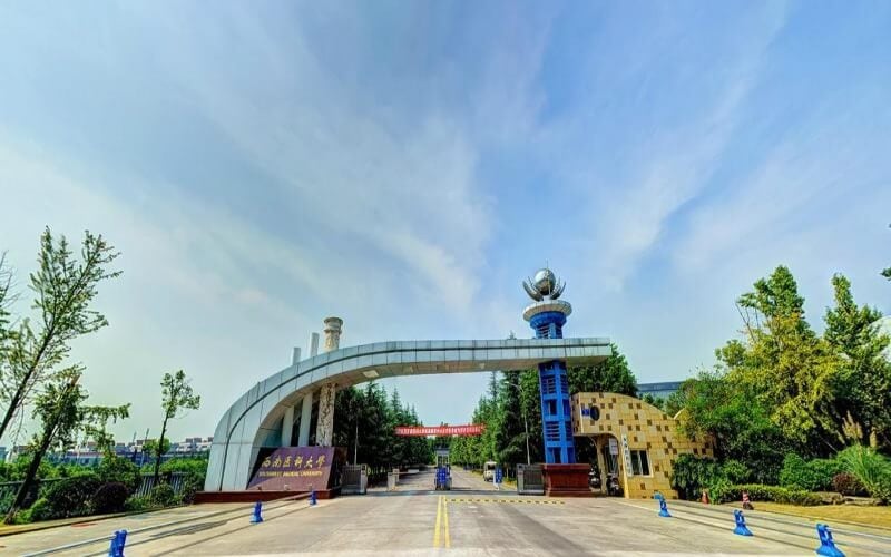 西南医科大学主图·学校大门